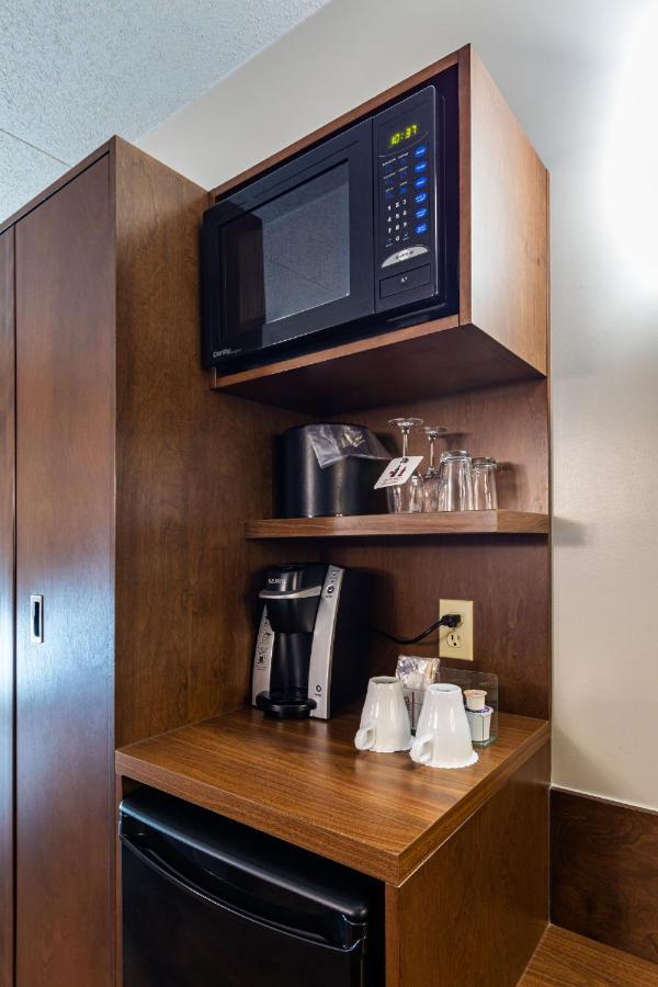 Hotel & Suites Normandin Quebec エクステリア 写真