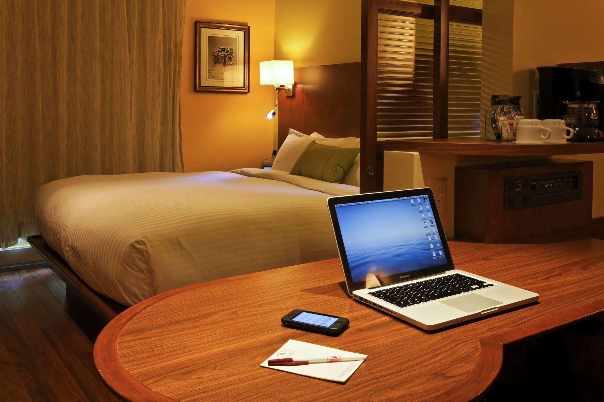 Hotel & Suites Normandin Quebec エクステリア 写真